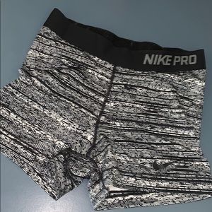 Nike pro shorts black and white M